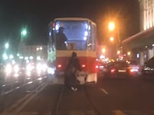 Калининградские подростки катались на трамвае, прицепившись к нему снаружи