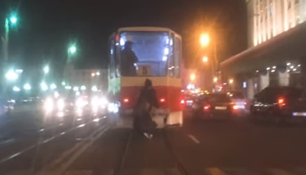 Калининградские подростки катались на трамвае, прицепившись к нему снаружи