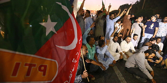 Массовые протесты проходят в Пакистане после покушения на экс-премьера страны