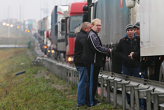 Сотни  дальнобойщиков заблокировали въезд в Новосибирск