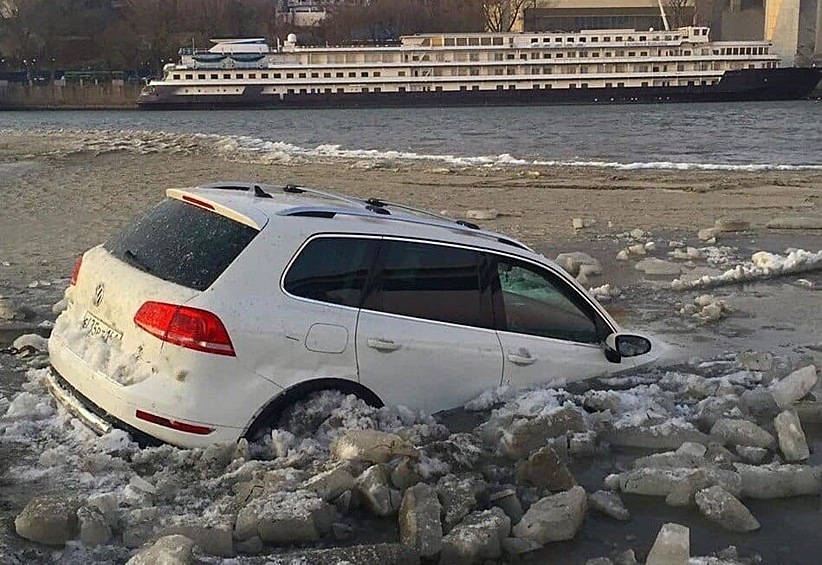 Судя по фотографиям из соцсетей, местные жители решили покататься по дну Азовского моря на автомобилях.