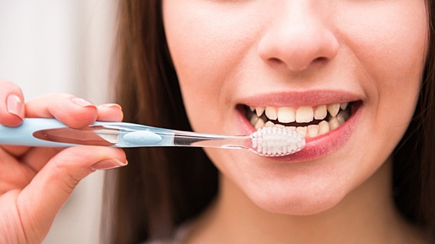 Чистить зубы перед сном гораздо важнее, чем в утреннее время