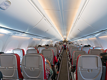 Девушка разбила палатку в самолете из-за коронавируса