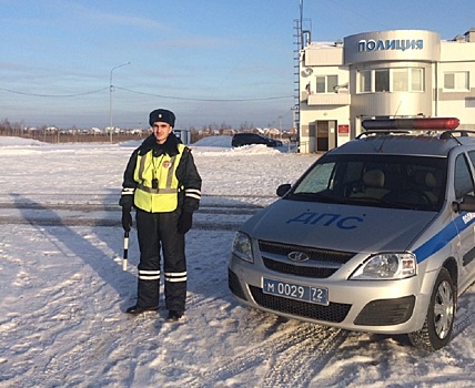 Достали из кювета и отогрели: тюменский автоинспектор помог попавшему в аварию водителю