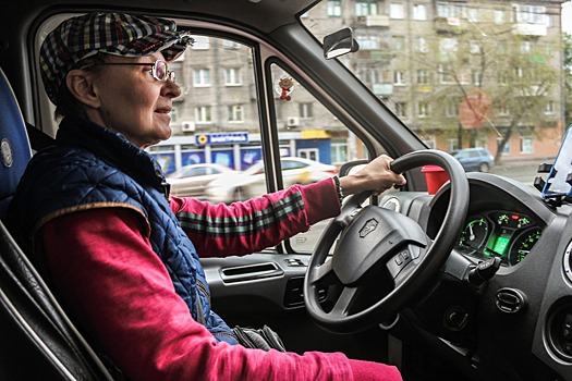 «Пассажиры — как дети»: Ольга водит «ГАЗель» и говорит новосибирцам «пожалуйста»