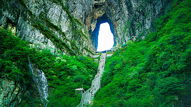 Китайский кроссовер попал в курьёзную аварию в горах: соцсети негодуют, Chery извиняется