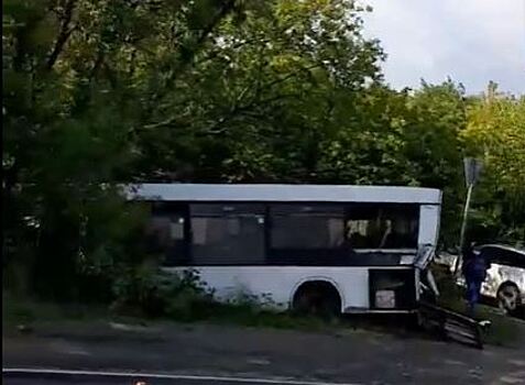 Пассажирский автобус улетел в кювет в результате ДТП на Автозаводском шоссе: есть пострадавшие