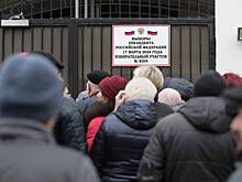 Полиция задержала бросившего горючую смесь в посольство России провокатора