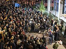 Прозападная оппозиция перекрыла улицу в центре Белграда