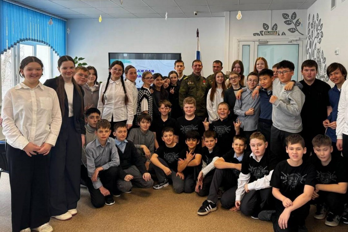 Ветераны СВО Юрий Молодцов и Алексей Раменский объяснили школьникам города Южно-Сахалинска суть патриотизма