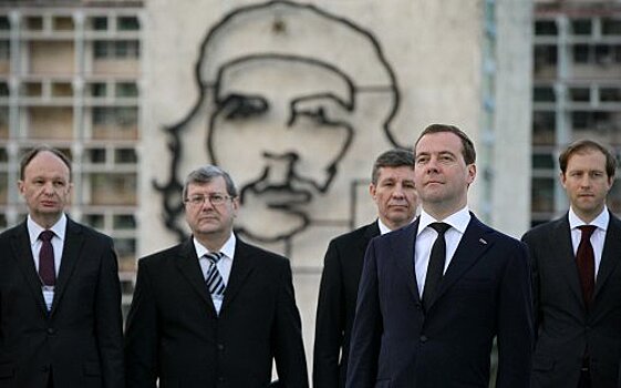 Медведев подарил российский флаг кубинскому мавзолею