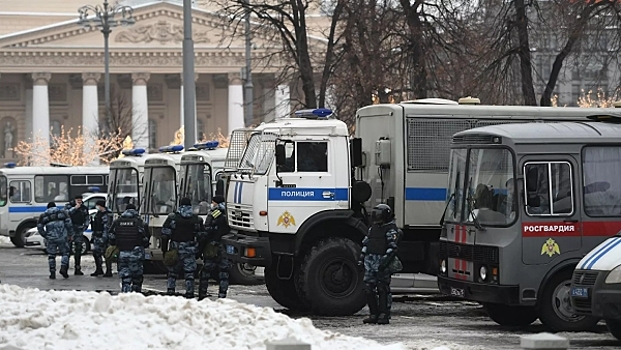 Россия выслала трех дипломатов за участие в акциях