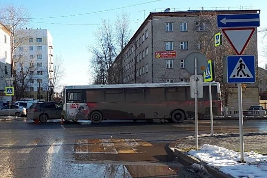 В Тюмени кондуктор автобуса сломала позвоночник в ДТП