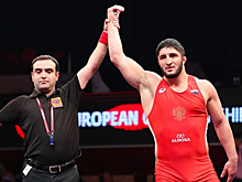 Борец-вольник Садулаев в 4-й раз стал чемпионом мира, одолев в финале Шарифова