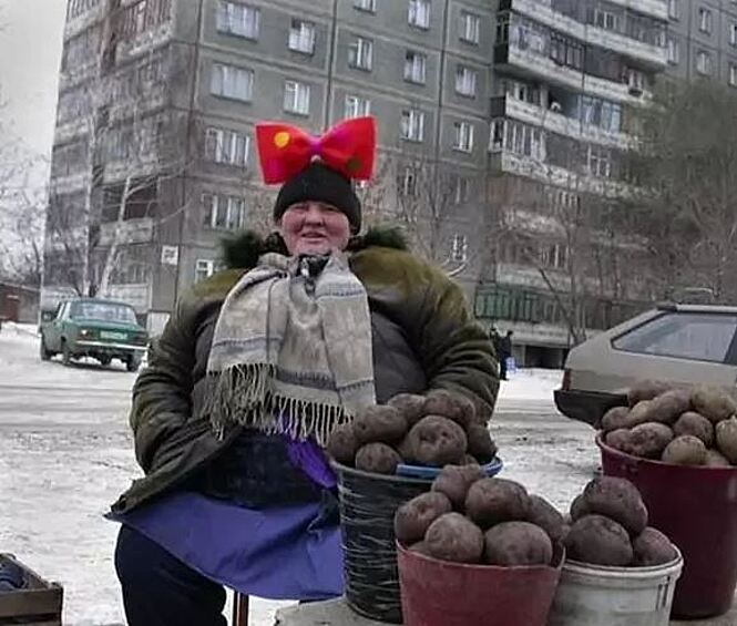 Красный бант на фоне серого поднимет настроение любому покупателю.   