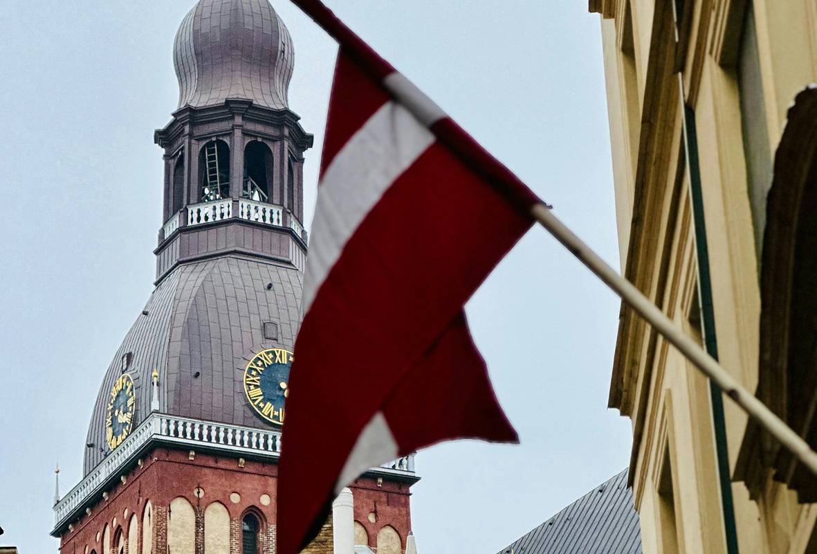 Латвия отказалась выдавать гражданство негражданам