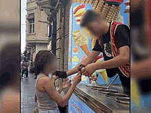 В Турции продавец мороженым приставал к туристке и лишился работы