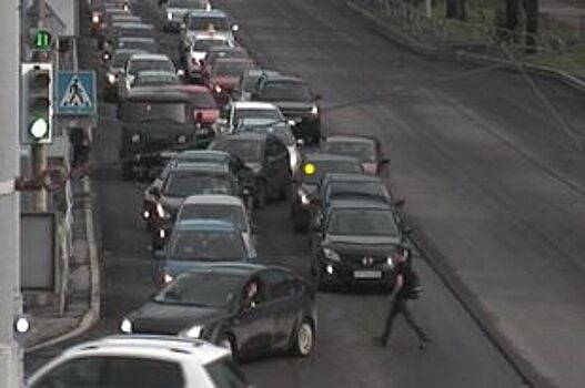 На бульваре Гагарина в Перми в понедельник утром образовалась пробка