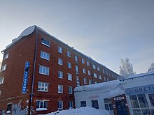 Над оживлённой тропинкой на улице Репина в Ижевске образовался опасный снежный навес