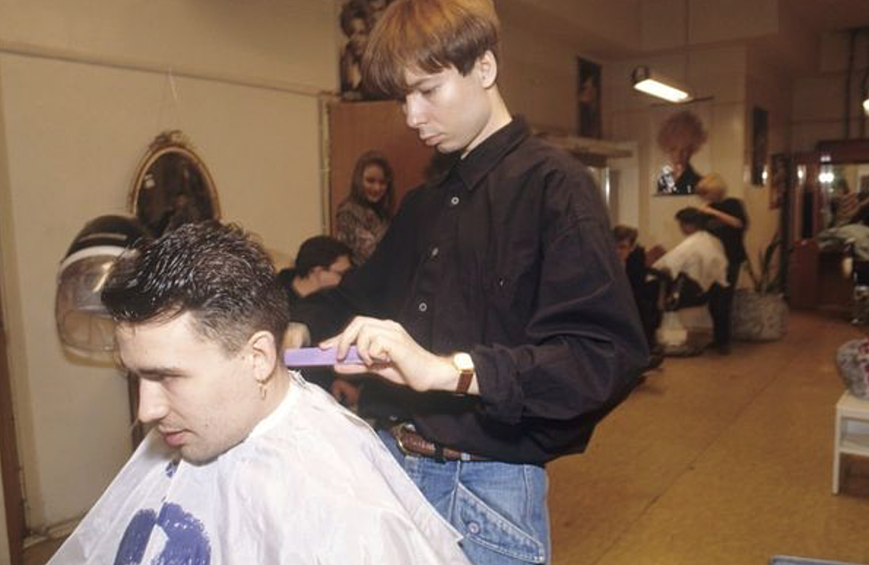 А на этом фото молодой Сергей Зверев ещё до того, как он прошёл через серию пластических операций и переквалифицировался из парикмахера в шоумена.