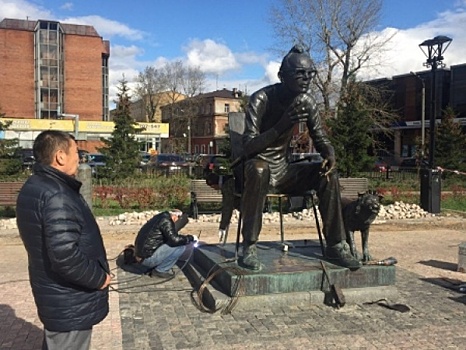 Памятник Леониду Гайдаю и героям его фильмов отремонтировали в Иркутске
