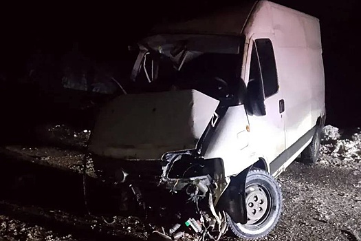 На загородной трассе в Карелии столкнулись микроавтобус и грузовик