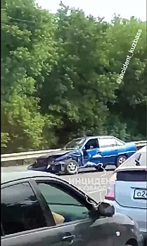 Автомобиль получил сильные повреждения в результате ДТП в Кемерове