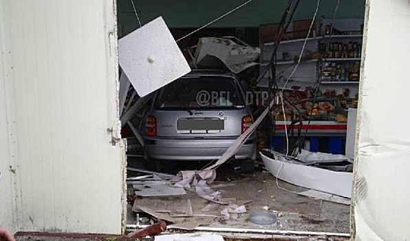 В Белогорске из-за врезавшейся в стену продуктового магазина иномарки пострадал покупатель