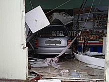 В Белогорске из-за врезавшейся в стену продуктового магазина иномарки пострадал покупатель