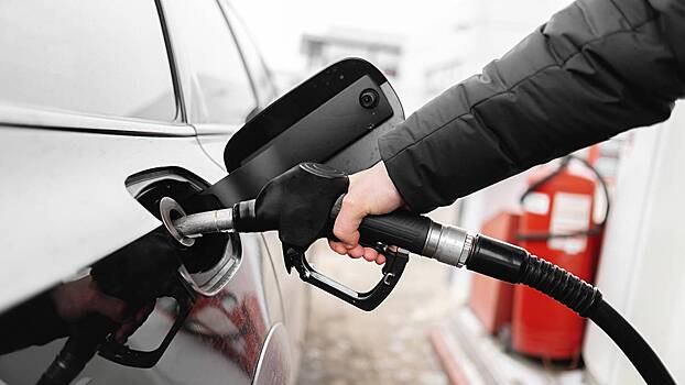 Эксперт Баженов спрогнозировал падение цен на бензин до 45 тысяч рублей за тонну