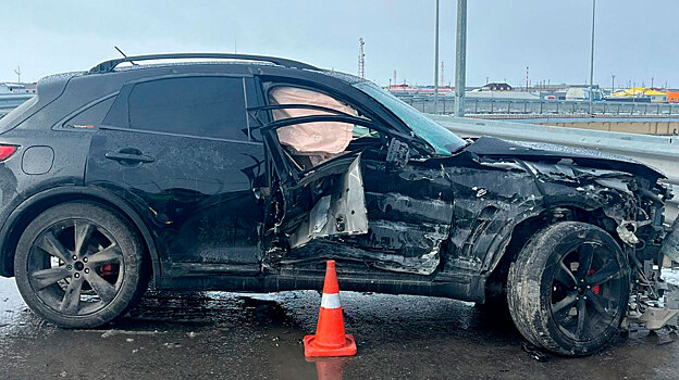 В Новом Уренгое оштрафованный более 130 раз водитель иномарки протаранил ограждение