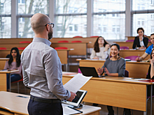 Преподаватель потерял работу из-за трусов студентки