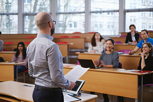 Преподаватель потерял работу из-за трусов студентки