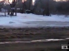 Месть "бешеного" Nissan: в Пионерском прохудилась труба, в которую до этого влетела машина