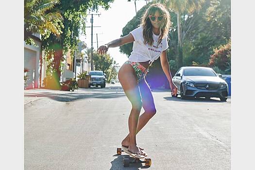 56-летняя Холли Берри прокатилась на скейтборде в купальнике
