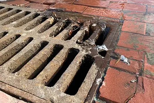 На Московском шоссе начались работы по ремонту дождеприемных колодцев