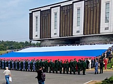 Самый большой флаг России развернули у Музея Победы в Москве