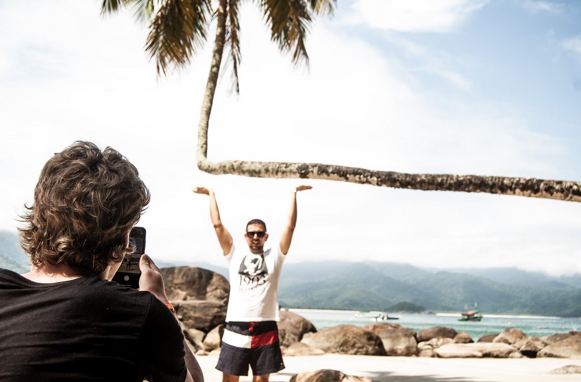 Как защитить смартфон от воды и песка на пляже