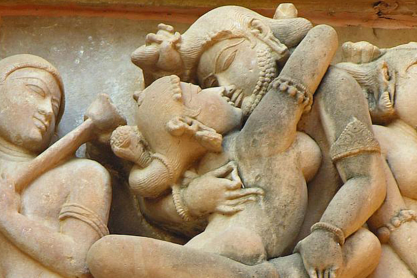 Приравнивание физической любви к религиозной практике породило такой феномен как храмы, украшенные скульптурными барельефами, которые и сейчас вгоняют в краску взрослых туристов. 