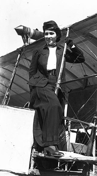 Терез Пельтье. Первая женщина-пилот в истории. В 1908 году пролетела 200 метров на высоте 2,5 метров над военной площадью в Турине, Италия.