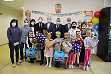 Депутаты Думы Владивостока вручили первоклассникам подарки