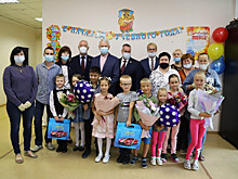Депутаты Думы Владивостока вручили первоклассникам подарки