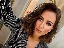 Блеск и стиль: Ани Лорак в платье-жакете с утрированными бедрами появилась на концерте