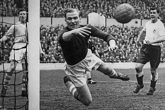 Этот футболист воевал за Гитлера и трижды был в плену. А потом стал звездой «Манчестера»