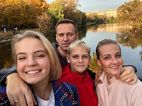 Дочь Алексея Навального трогательно поздравила папу с днем рождения