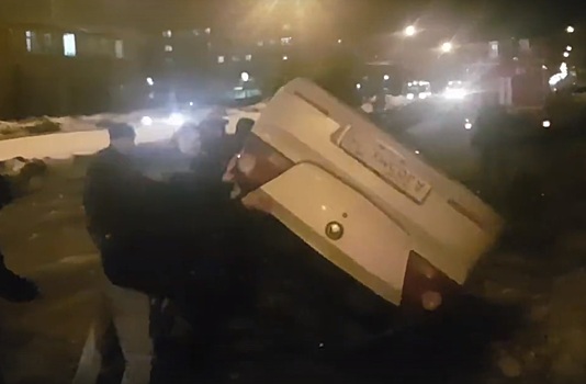 В Дзержинске пьяный водитель на иномарке перевернулся на крышу. Прохожие поставили машину на колеса