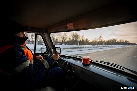 Автоинспекторы оказывают экстренную помощь участникам движения в Новосибирской области