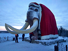 В Салехарде скульптуру мамонта нарядили в Деда Мороза