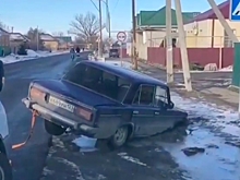ВАЗ-2106 утонул в луже в станице Михайловской (видео)