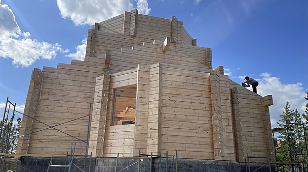 В строящемся храме Ноябрьска начали возводить крышу